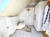 Gegenseite des großen Badezimmers mit WC