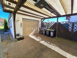 Garage mit überdachtem Carport davor 