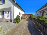 Zufahrt zur Garage mit Carport und Stellplätzen davor 