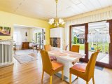 Gästezimmer mit Zugang zum Balkon und Wohnzimmer 