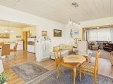Wohnzimmer mit Blick zum Esszimmer und Büro