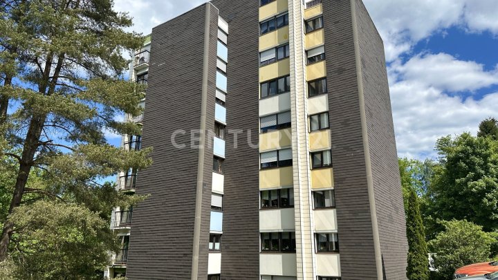 Waldpanorama inklusive – stilvolle 3-Zimmer-Wohnung mit zwei Bädern und Loggia