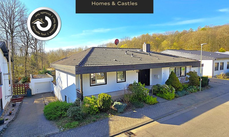 Attraktiver großer Bungalow mit ELW, Garten, 2 Garagen und Weiher in privilegierter Wohnlage