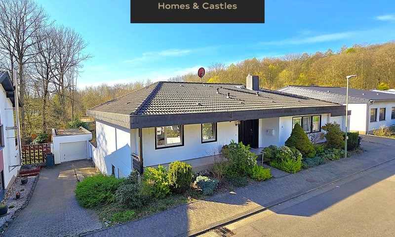 Attraktiver großer Bungalow mit ELW, Garten, 2 Garagen und Weiher in privilegierter Wohnlage