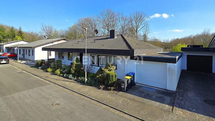 Attraktiver großer Bungalow mit ELW, Garten, 2 Garagen und Weiher in privilegierter Wohnlage