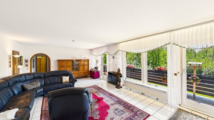 Attraktiver großer Bungalow mit ELW, Garten, 2 Garagen und Weiher in privilegierter Wohnlage
