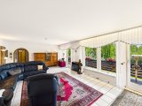 Großes lichtdurchflutetes Wohnzimmer mit Zugang zum Balkon