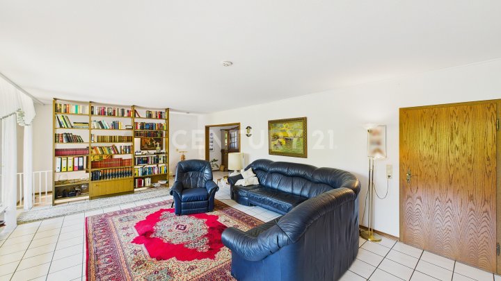 Attraktiver großer Bungalow mit ELW, Garten, 2 Garagen und Weiher in privilegierter Wohnlage