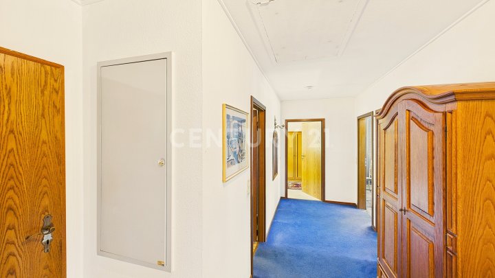 Attraktiver großer Bungalow mit ELW, Garten, 2 Garagen und Weiher in privilegierter Wohnlage