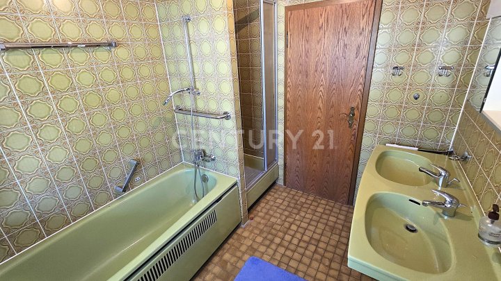 Attraktiver großer Bungalow mit ELW, Garten, 2 Garagen und Weiher in privilegierter Wohnlage
