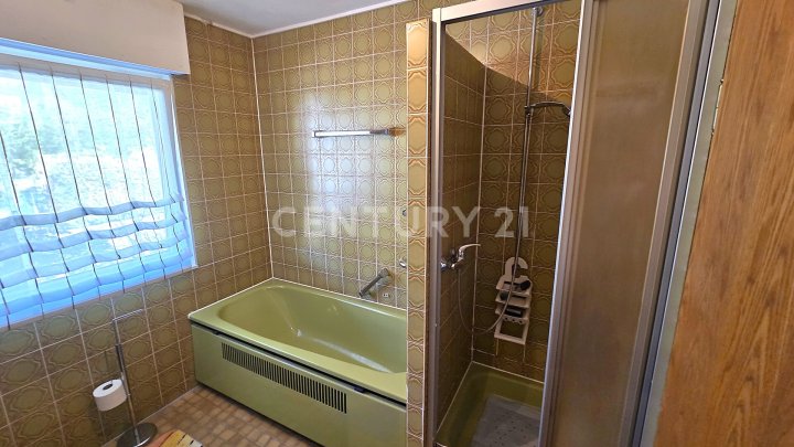 Attraktiver großer Bungalow mit ELW, Garten, 2 Garagen und Weiher in privilegierter Wohnlage