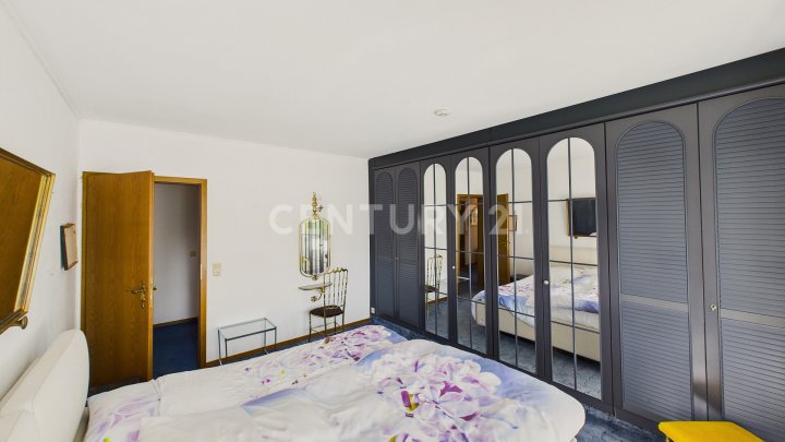 Attraktiver großer Bungalow mit ELW, Garten, 2 Garagen und Weiher in privilegierter Wohnlage