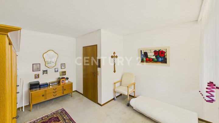 Attraktiver großer Bungalow mit ELW, Garten, 2 Garagen und Weiher in privilegierter Wohnlage