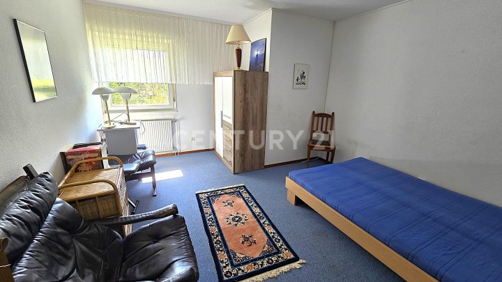 Attraktiver großer Bungalow mit ELW, Garten, 2 Garagen und Weiher in privilegierter Wohnlage
