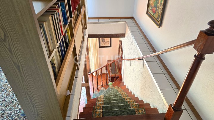Attraktiver großer Bungalow mit ELW, Garten, 2 Garagen und Weiher in privilegierter Wohnlage