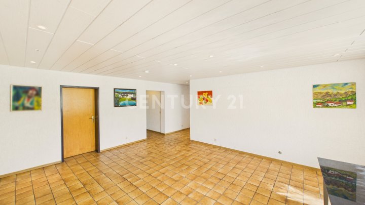 Attraktiver großer Bungalow mit ELW, Garten, 2 Garagen und Weiher in privilegierter Wohnlage