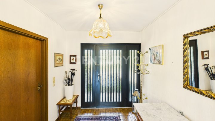 Attraktiver großer Bungalow mit ELW, Garten, 2 Garagen und Weiher in privilegierter Wohnlage