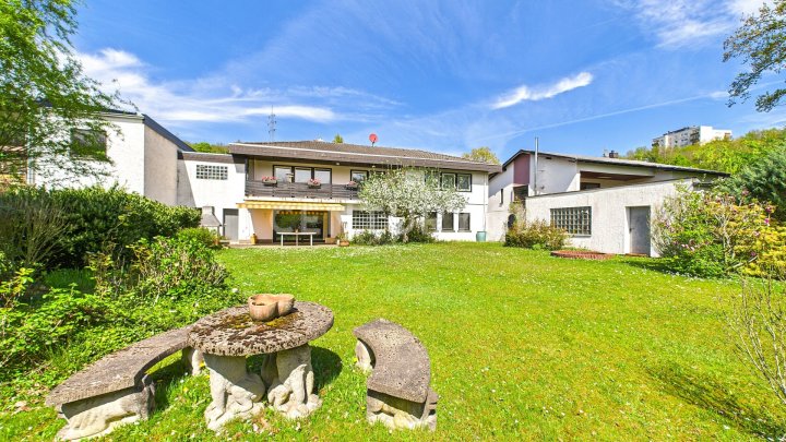 Attraktiver großer Bungalow mit ELW, Garten, 2 Garagen und Weiher in privilegierter Wohnlage
