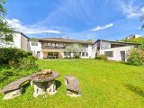Garten mit Sicht zum Haus und Garage 
