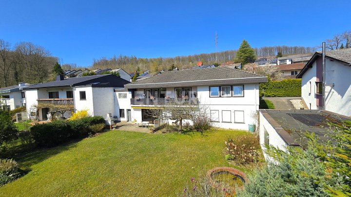 Attraktiver großer Bungalow mit ELW, Garten, 2 Garagen und Weiher in privilegierter Wohnlage