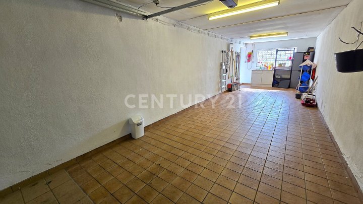 Attraktiver großer Bungalow mit ELW, Garten, 2 Garagen und Weiher in privilegierter Wohnlage