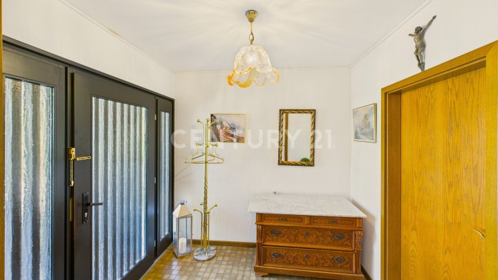 Attraktiver großer Bungalow mit ELW, Garten, 2 Garagen und Weiher in privilegierter Wohnlage