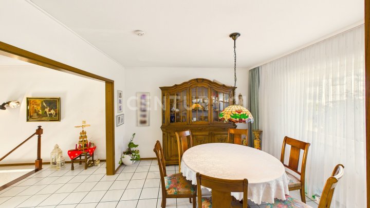 Attraktiver großer Bungalow mit ELW, Garten, 2 Garagen und Weiher in privilegierter Wohnlage