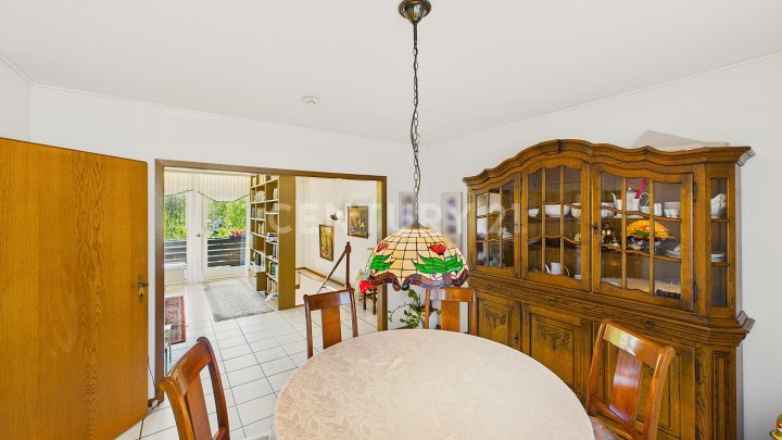 Attraktiver großer Bungalow mit ELW, Garten, 2 Garagen und Weiher in privilegierter Wohnlage