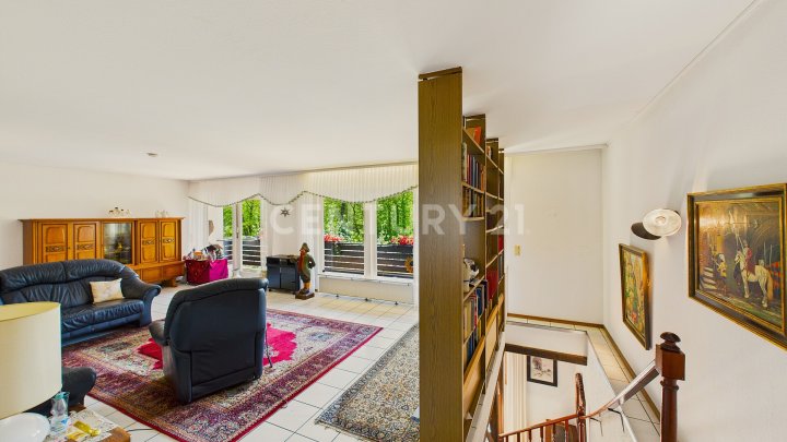 Attraktiver großer Bungalow mit ELW, Garten, 2 Garagen und Weiher in privilegierter Wohnlage