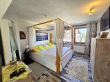 Romantisches Schlafzimmer mit Himmelbett im EG