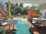 Teilweise überdachter Bereich der Terrasse