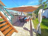 Gemütliche Sitzecke mit Pavillon und Zugang zum Balkon 