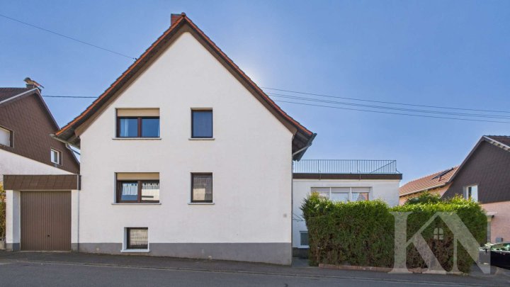 Freistehendes Einfamilienhaus mit Gartenidylle und Dachterrasse in Riegelsberg
