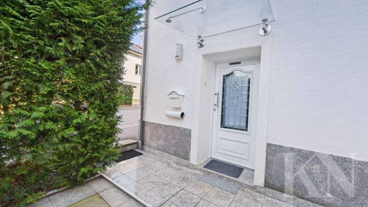 Freistehendes Einfamilienhaus mit Gartenidylle und Dachterrasse in Riegelsberg
