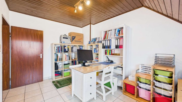 Freistehendes Einfamilienhaus mit Gartenidylle und Dachterrasse in Riegelsberg
