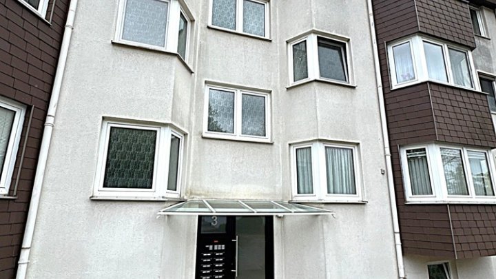 Renovierte 2-ZKB Wohnung mit Einbauküche, Balkon und Garage
