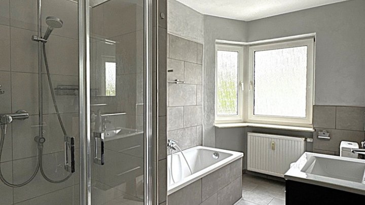 Renovierte 2-ZKB Wohnung mit Einbauküche, Balkon und Garage