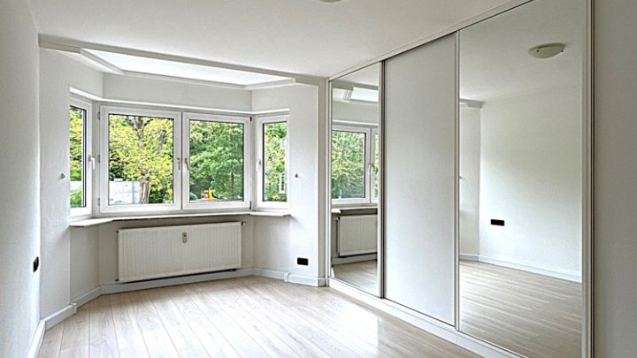 Renovierte 2-ZKB Wohnung mit Einbauküche, Balkon und Garage