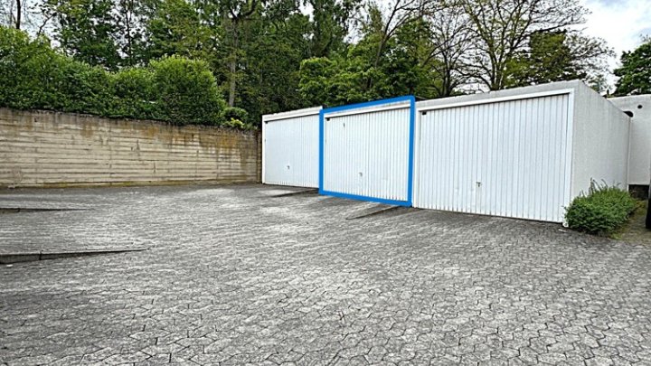 Renovierte 2-ZKB Wohnung mit Einbauküche, Balkon und Garage