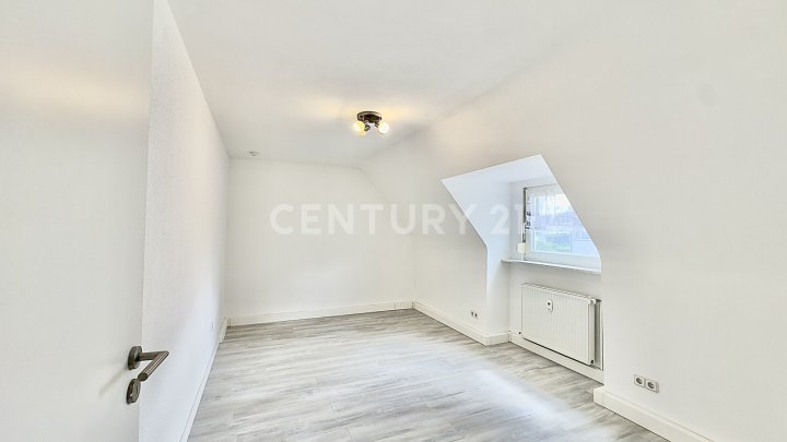 Charmante 2-ZKB-Dachgeschosswohnung mit Einbauküche & Gartennutzung
