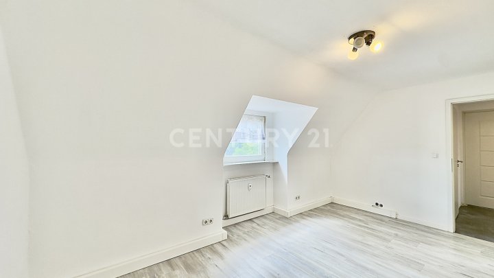 Charmante 2-ZKB-Dachgeschosswohnung mit Einbauküche & Gartennutzung