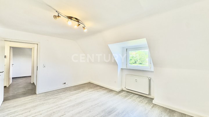 Charmante 2-ZKB-Dachgeschosswohnung mit Einbauküche & Gartennutzung