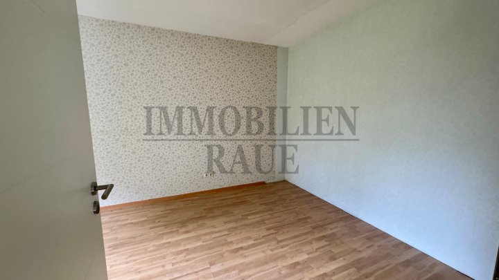 GEPFLEGTE 2 ZKB MIETWOHNUNG MIT EINBAUKÜCHE, BALKON UND GARAGE IN DUDWEILER - SOFORT FREI