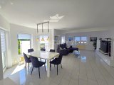 Attraktives helles Esszimmer mit Blick zum Wohnzimmer