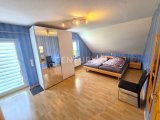Großes Eltern- Schlafzimmer im OG mit Zugang zum Balkon
