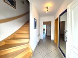 Vorderer Flur bzw. Eingangsbereich im EG mit Treppe zum OG