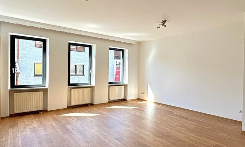 Helle renovierte 2-ZKB Wohnung mit Einbauküche