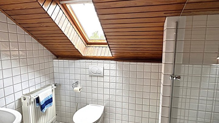 Zweifamilienhaus mit Garten und Garage in guter Lage von Sulzbach