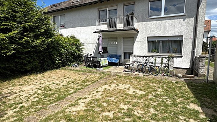 Zweifamilienhaus mit Garten und Garage in guter Lage von Sulzbach