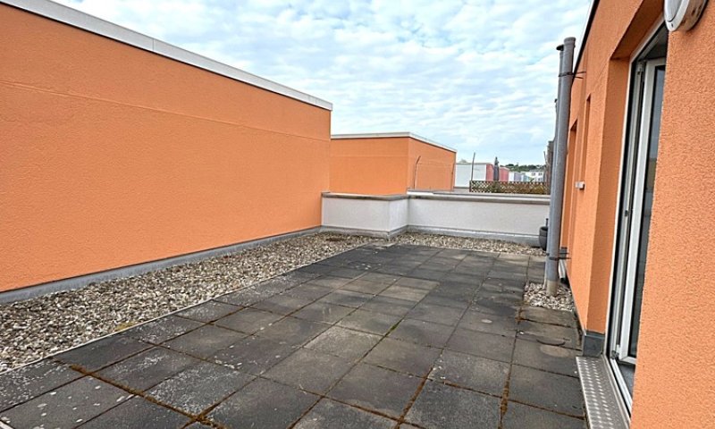 Helle 3-ZKB Maisonette-Wohnung mit Dachterrasse + Stellplatz